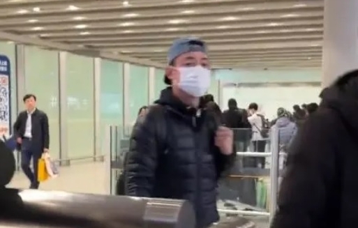 霍建华机场遇代拍 霸气1举动反转局势