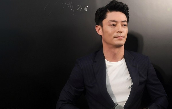 霍建华机场遇代拍 霸气1举动反转局势