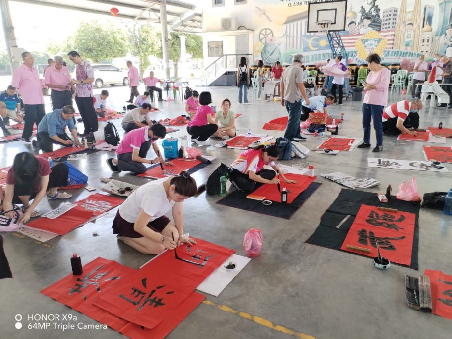 霹内页版头/认识中文姓氏 138人参加堂号书法赛