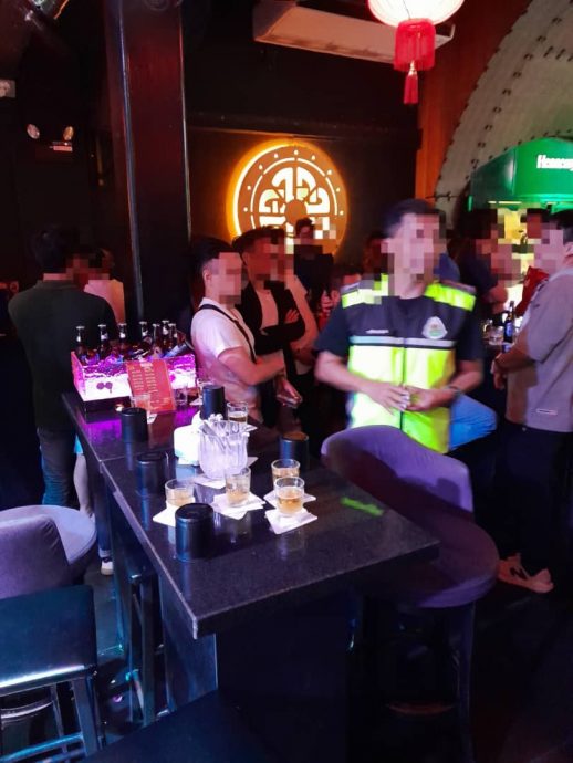 霹移民局扫荡10地 捕72陪坐女郎非法外劳