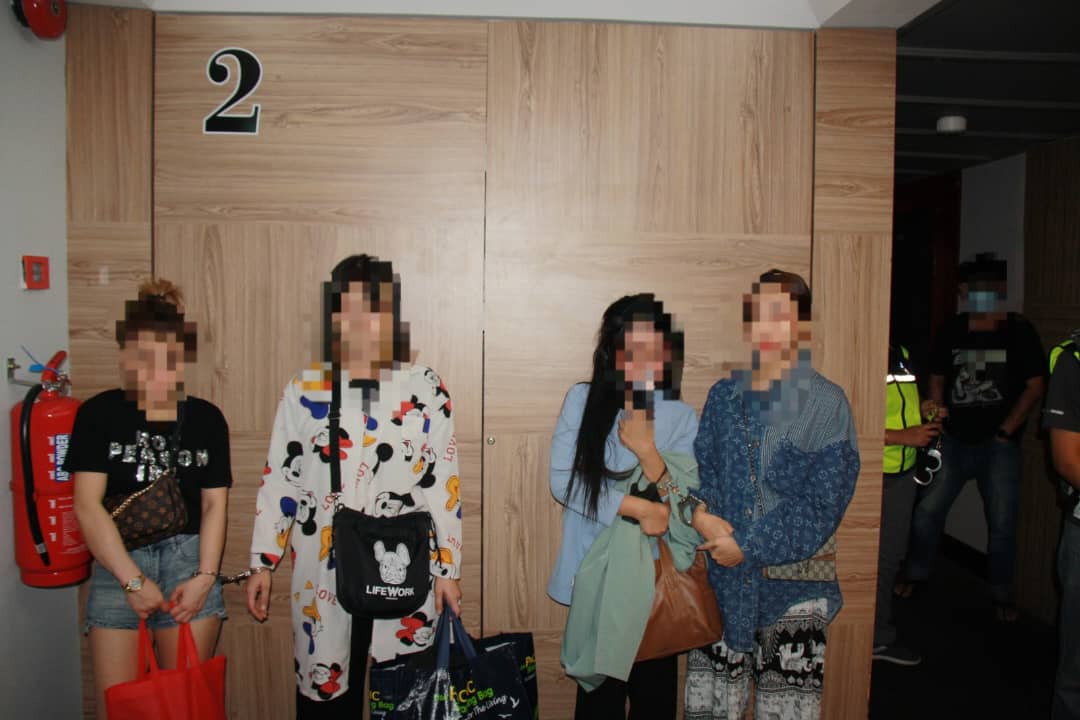 霹移民局扫荡10地 捕72陪坐女郎非法外劳