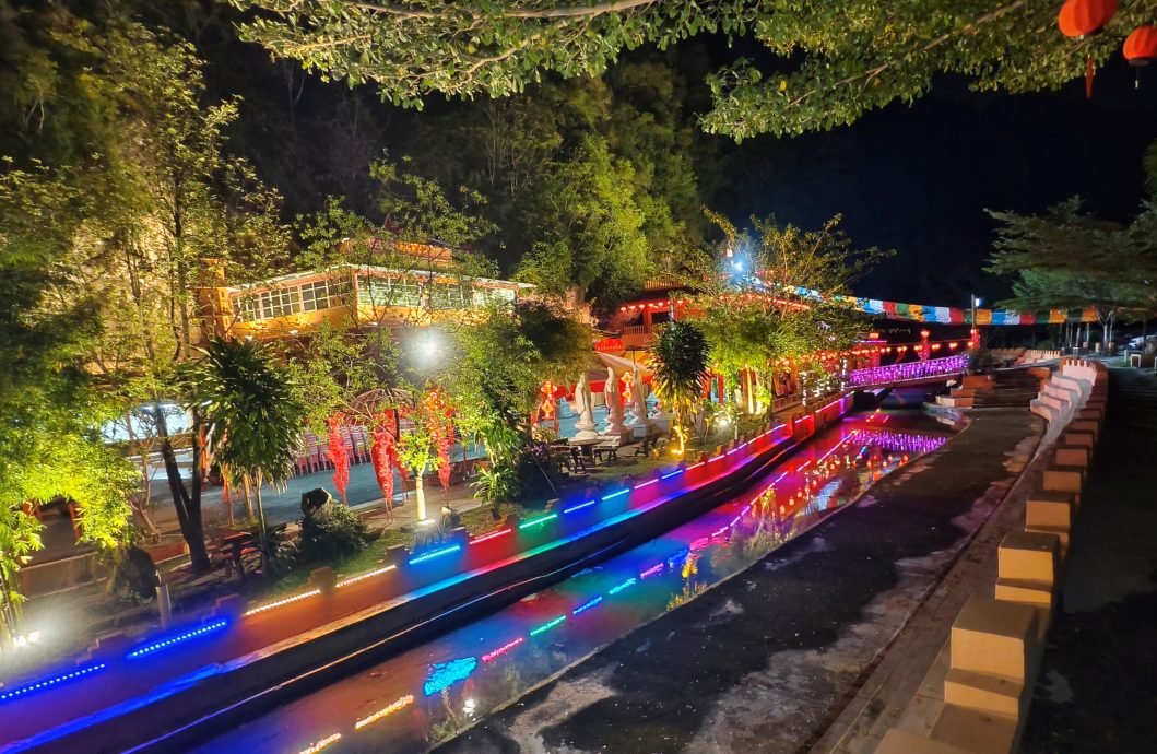 霹雳观音洞璀璨灯饰迎新年 办系列新春活动元宵抛柑