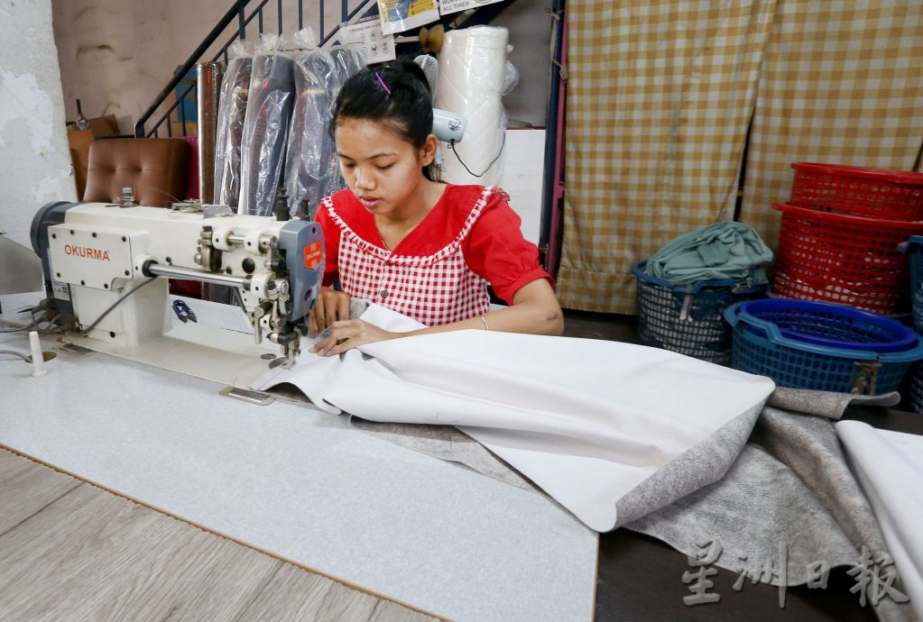 霹：14日见报／封底主文／它的诞生：光鲜布艺沙发满足现代人需求 靠坐躺睡都行