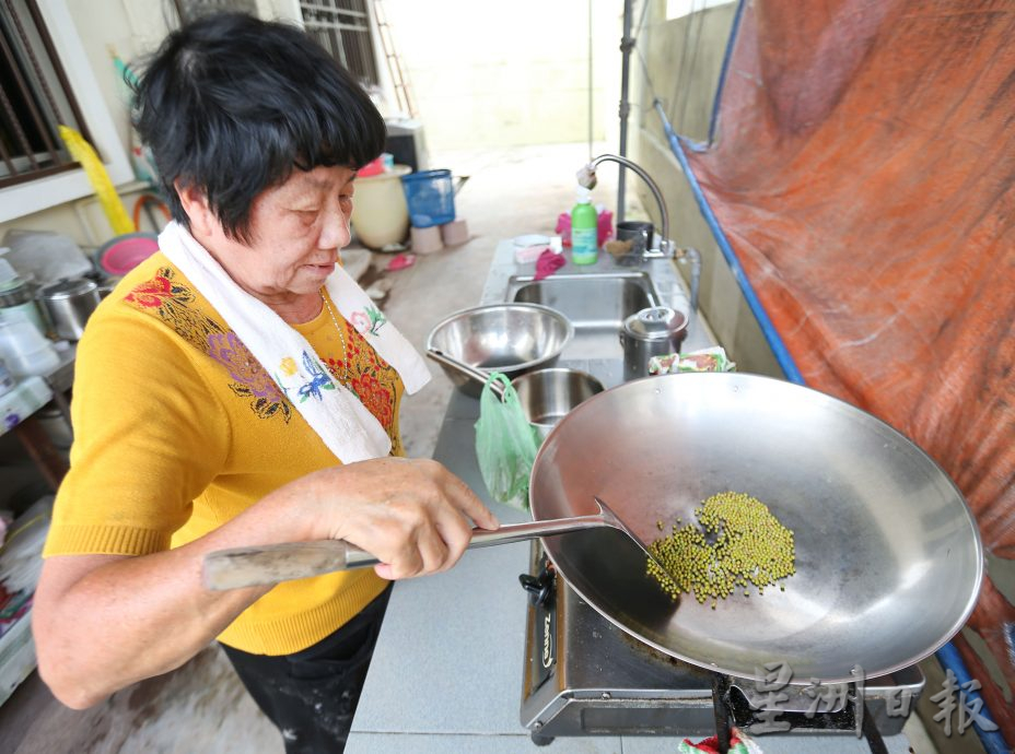 霹:21日见报/封底主文/《它的诞生》炒米饼