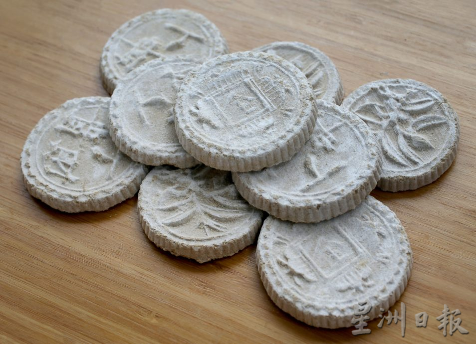 霹:21日见报/封底主文/《它的诞生》炒米饼