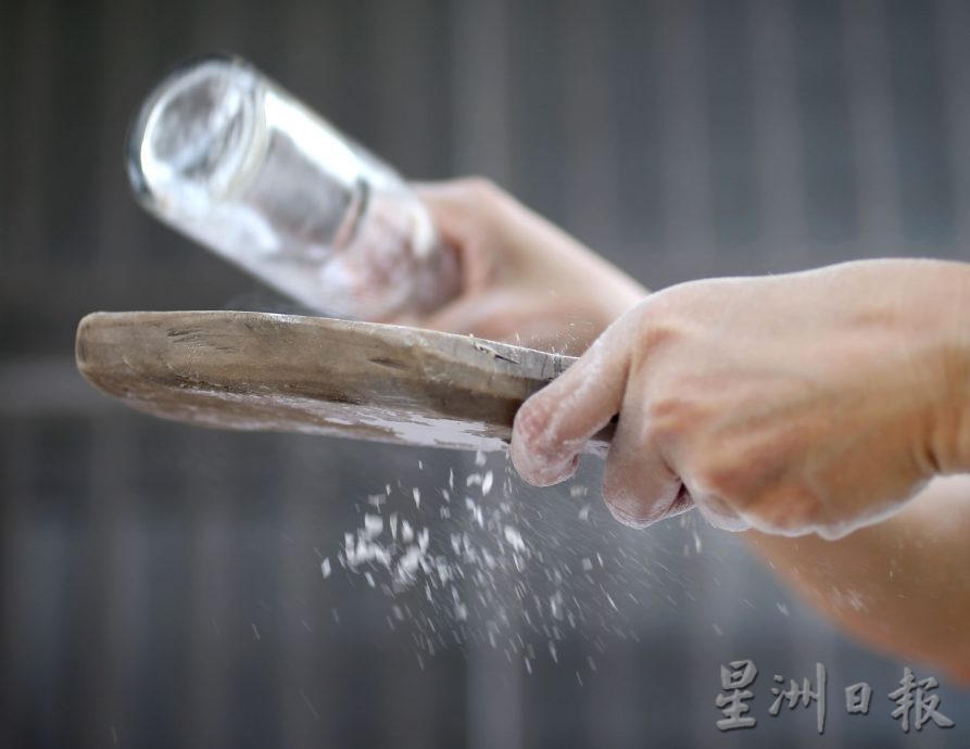 霹:21日见报/封底主文/《它的诞生》炒米饼