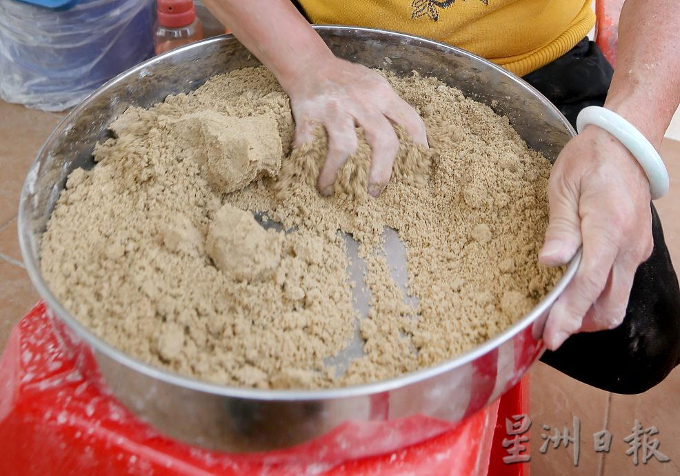 霹:21日见报/封底主文/《它的诞生》炒米饼