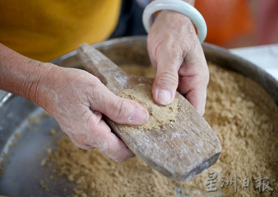 霹:21日见报/封底主文/《它的诞生》炒米饼