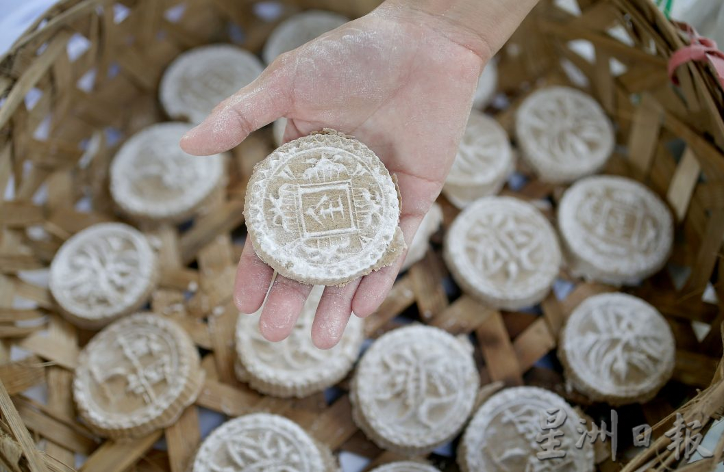 霹:21日见报/封底主文/《它的诞生》炒米饼