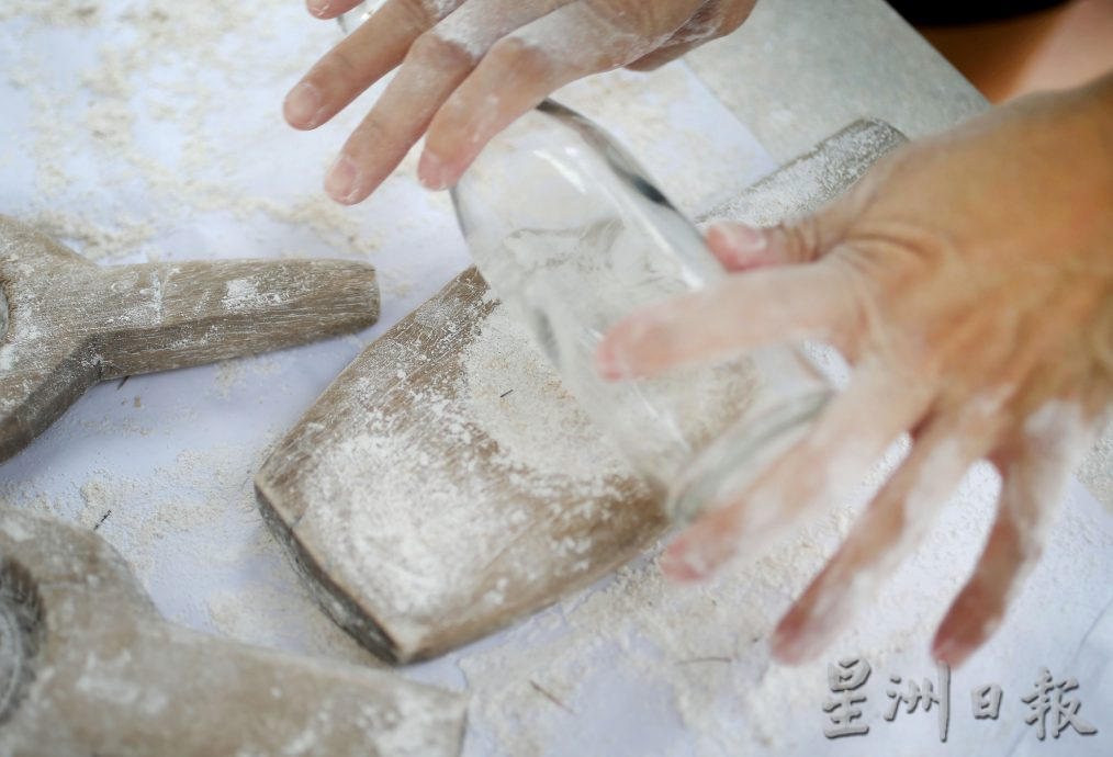 霹:21日见报/封底主文/《它的诞生》炒米饼