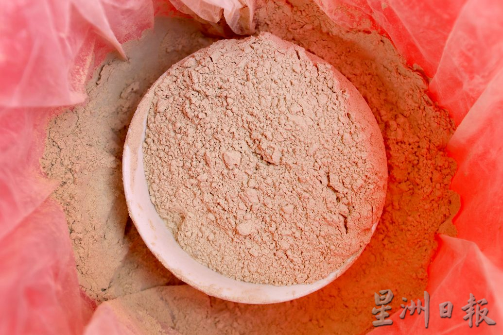 霹:21日见报/封底主文/《它的诞生》炒米饼