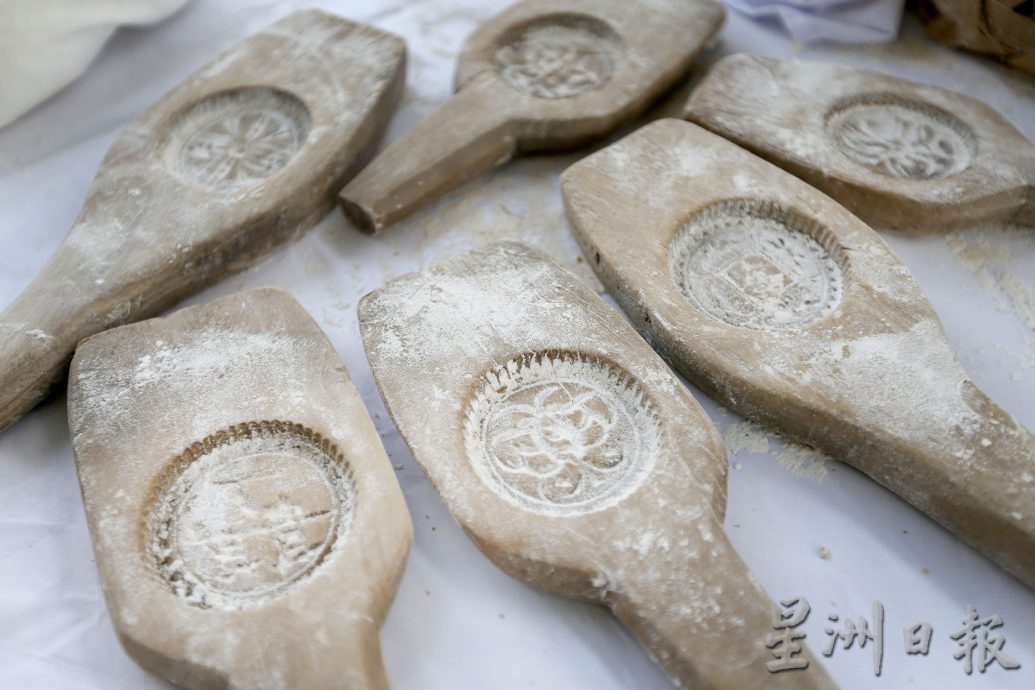 霹:21日见报/封底主文/《它的诞生》炒米饼