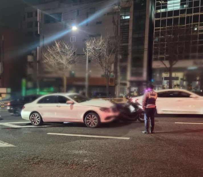 韩女烂醉开车撞死骑士 抱爱犬旁观不救人