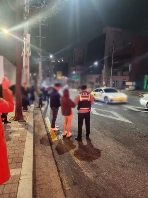 韩女烂醉开车撞死骑士 抱爱犬旁观不救人