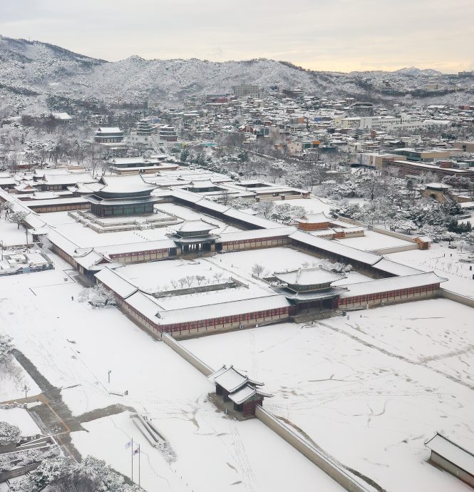 韩降大雪首尔积雪14公分 地铁交通大乱