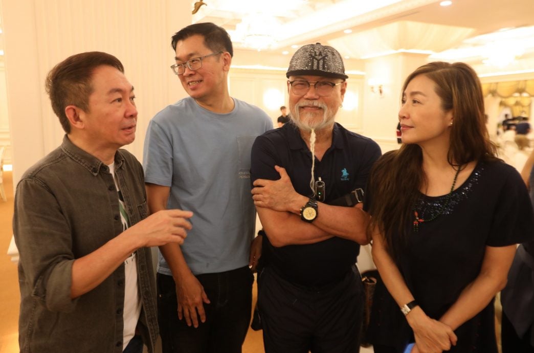 颜华益追思会 太太泪崩:你还是离开了我