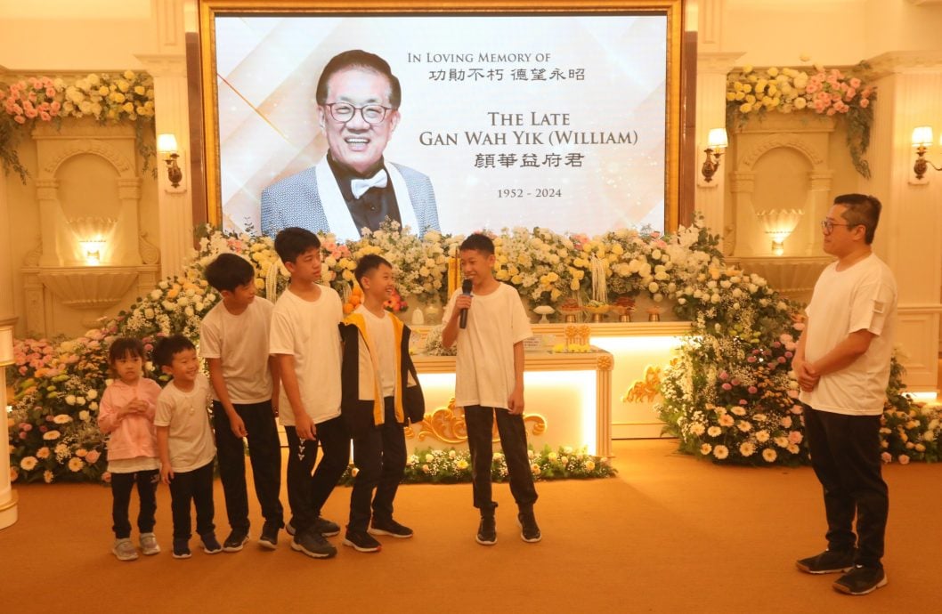 颜华益追思会 太太泪崩:你还是离开了我