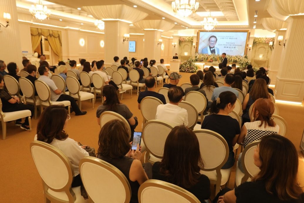 颜华益追思会 太太泪崩:你还是离开了我