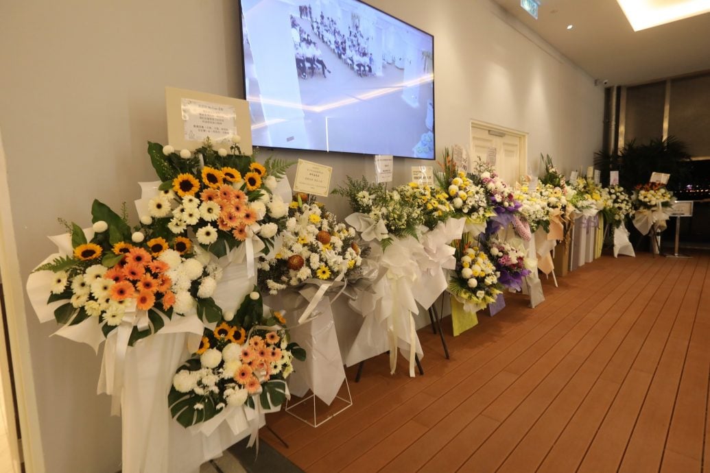 颜华益追思会 太太泪崩:你还是离开了我