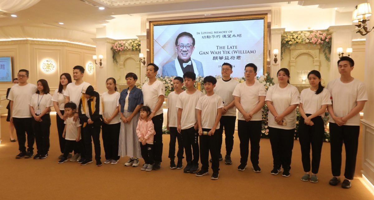 颜华益追思会 太太泪崩:你还是离开了我