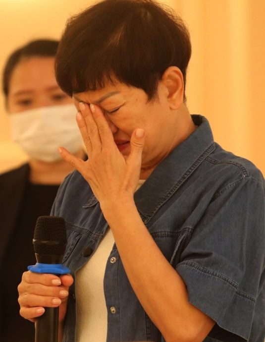 颜华益追思会 太太泪崩:你还是离开了我