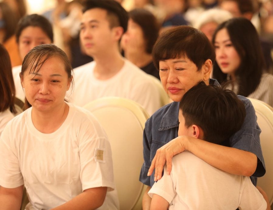 颜华益追思会 太太泪崩:你还是离开了我