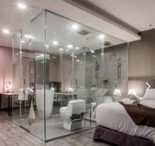 首见酒店房间“透明厕所”女子苦恼:“厕所是没有遮蔽吗?”