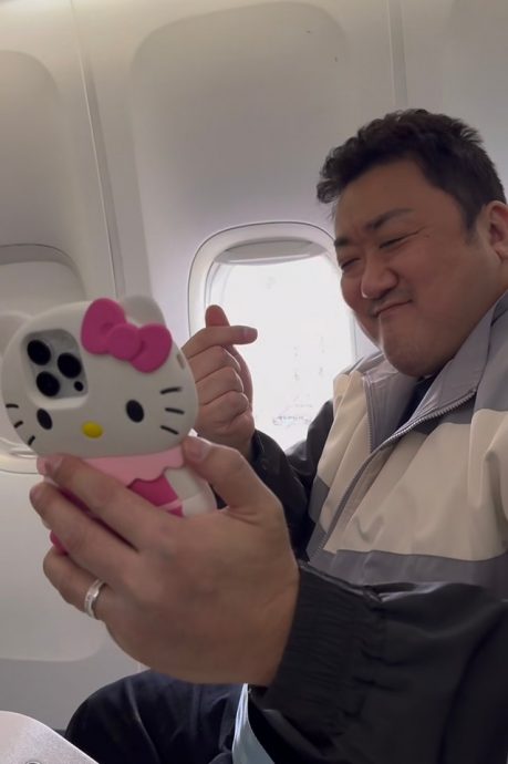 马东石狂炫Hello Kitty手机壳 网笑:猛男也有少女心