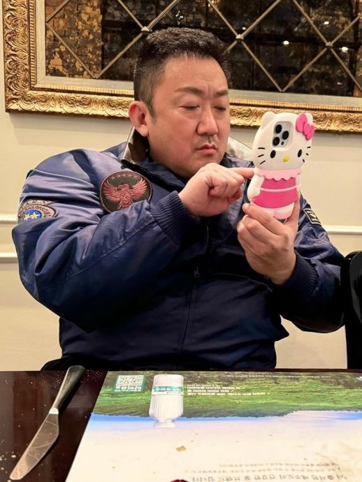 马东石狂炫Hello Kitty手机壳 网笑:猛男也有少女心