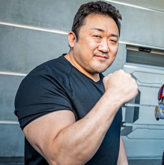 马东石狂炫Hello Kitty手机壳 网笑:猛男也有少女心