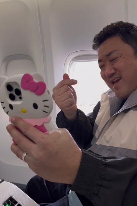 马东石狂炫Hello Kitty手机壳 网笑:猛男也有少女心