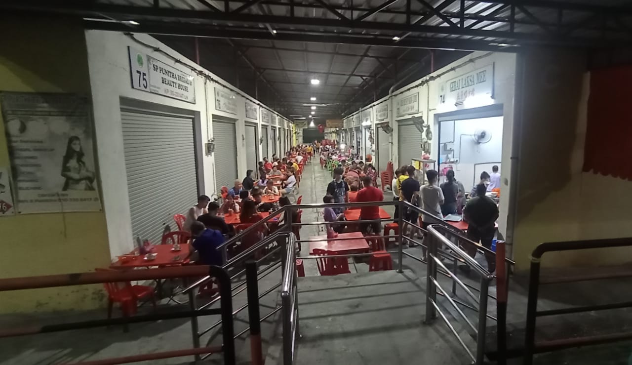 马口除夕，市民排队抢购烧肉和年菜