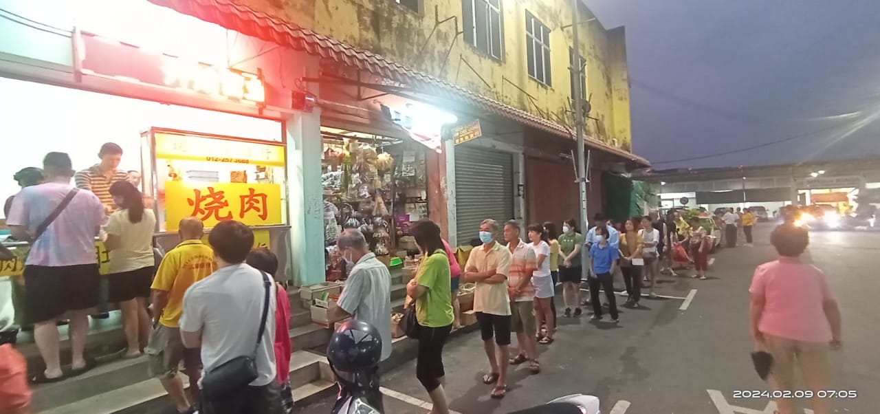 马口除夕，市民排队抢购烧肉和年菜