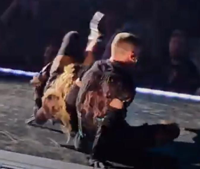 麦当娜舞台上重摔 疑似对嘴穿帮