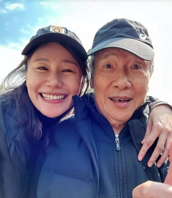 黄翠如刘江高举狮头功架十足 网问:萧正楠打鼓配乐吗?