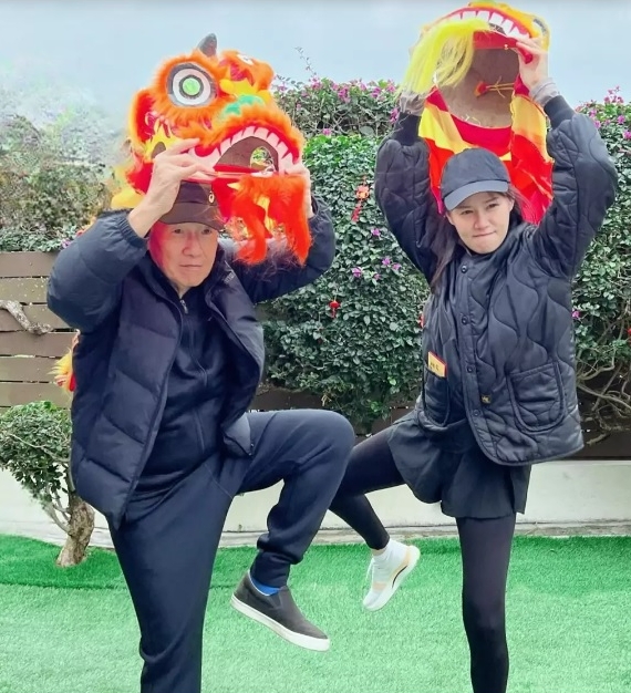 黄翠如刘江高举狮头功架十足 网问:萧正楠打鼓配乐吗?