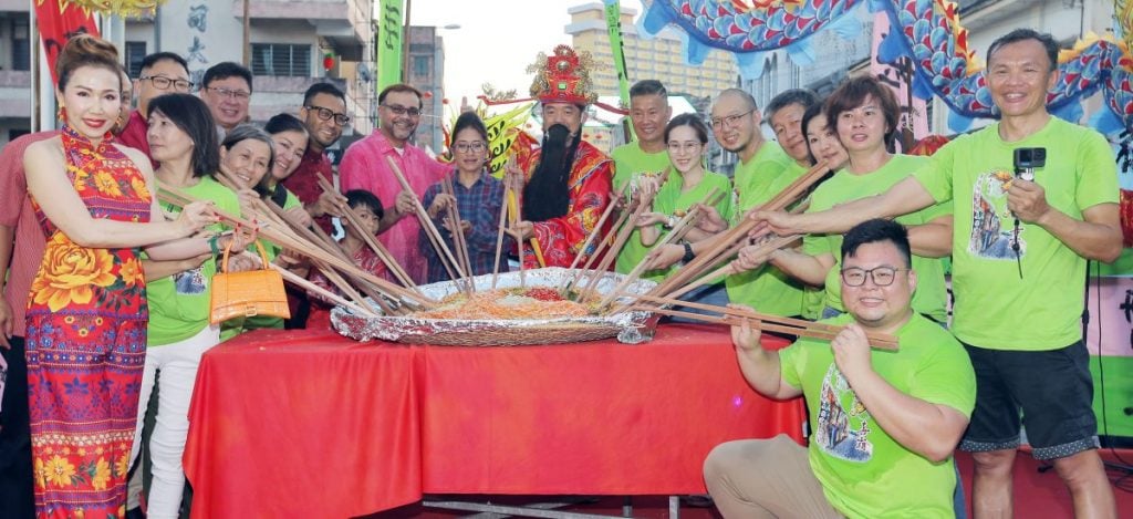 龙喜霸大长宴筵开168桌 街头赏佳肴看龙凤呈祥