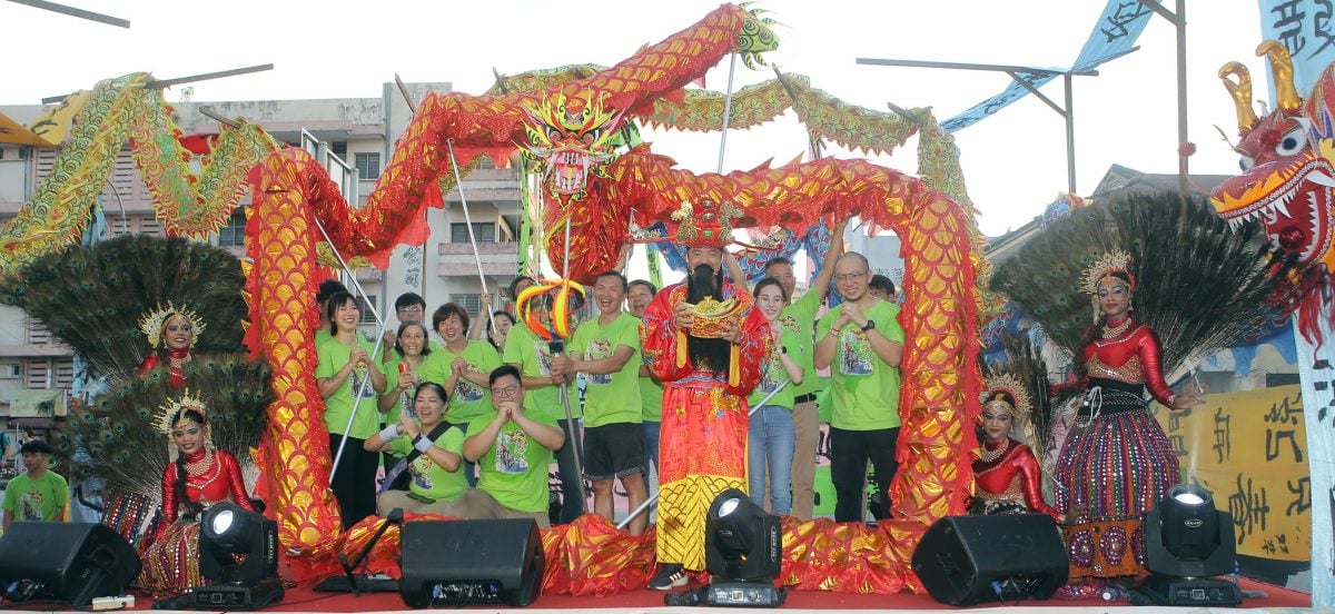 龙喜霸大长宴筵开168桌 街头赏佳肴看龙凤呈祥