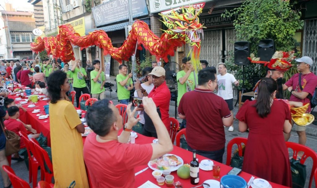龙喜霸大长宴筵开168桌 街头赏佳肴看龙凤呈祥