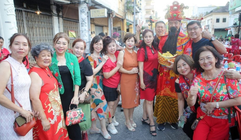 龙喜霸大长宴筵开168桌 街头赏佳肴看龙凤呈祥