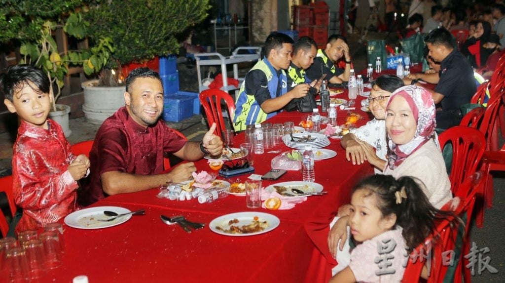 龙喜霸大长宴筵开168桌 街头赏佳肴看龙凤呈祥