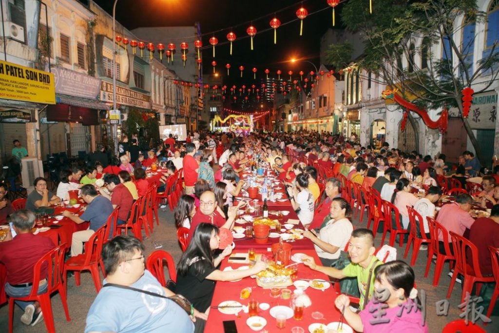 龙喜霸大长宴筵开168桌 街头赏佳肴看龙凤呈祥