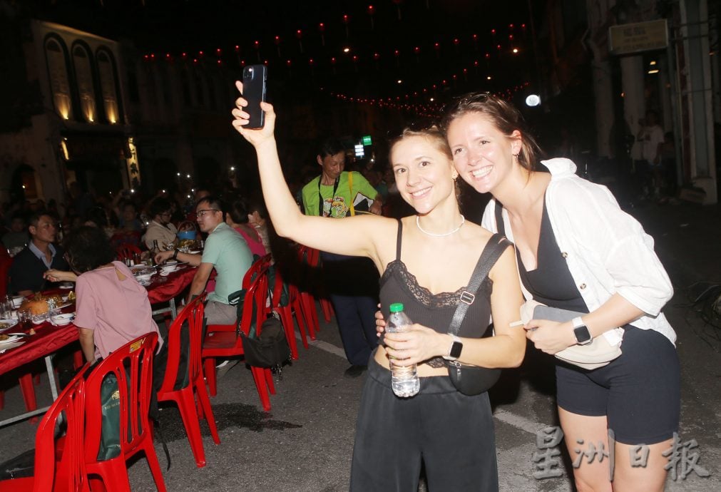 龙喜霸大长宴筵开168桌 街头赏佳肴看龙凤呈祥