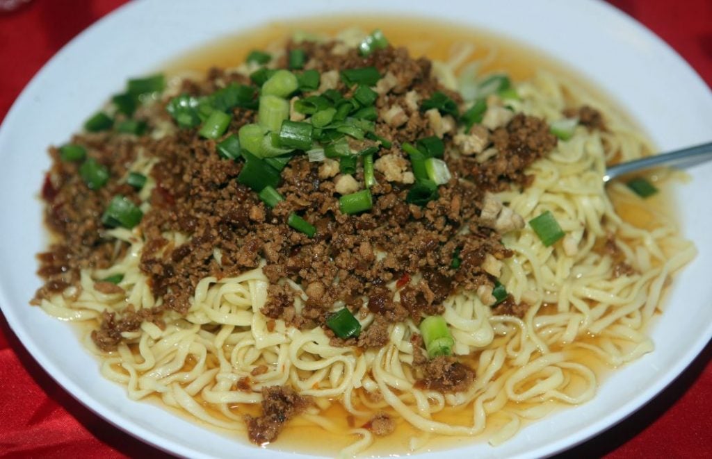 龙喜霸大长宴筵开168桌 街头赏佳肴看龙凤呈祥