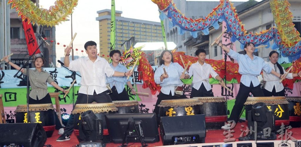 龙喜霸大长宴筵开168桌 街头赏佳肴看龙凤呈祥