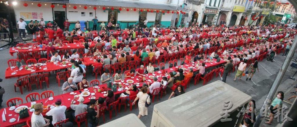 龙喜霸大长宴筵开168桌 街头赏佳肴看龙凤呈祥