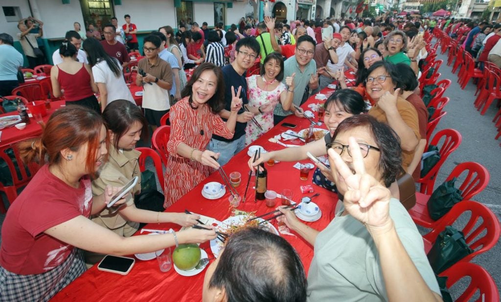 龙喜霸大长宴筵开168桌 街头赏佳肴看龙凤呈祥
