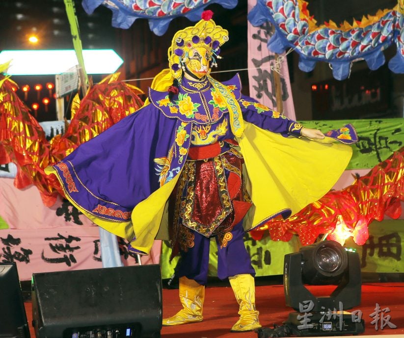 龙喜霸大长宴筵开168桌 街头赏佳肴看龙凤呈祥