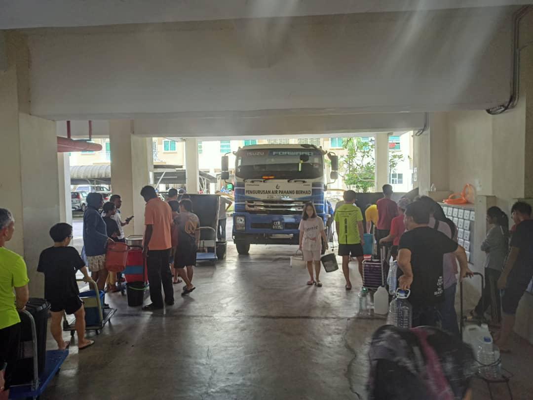 (全国版/暖势力)公寓张灯结彩布置迎新春,完美地展现出大马各族友爱一家亲的精神!