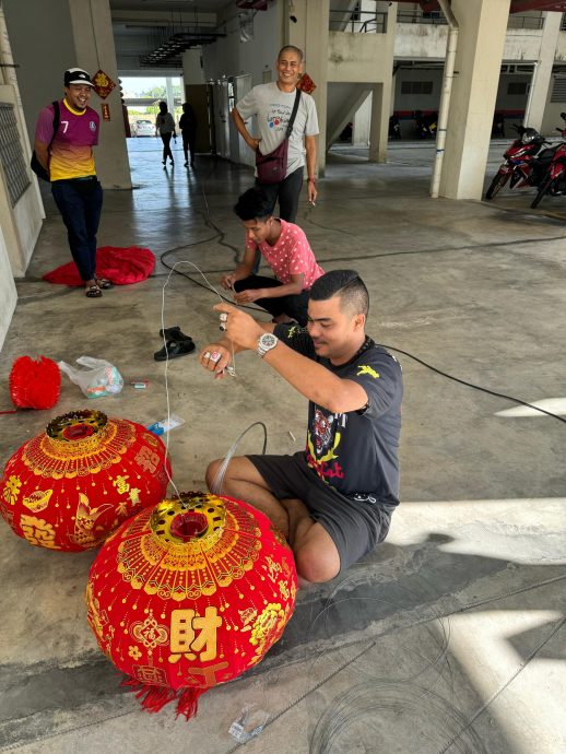 (全国版/暖势力)公寓张灯结彩布置迎新春,完美地展现出大马各族友爱一家亲的精神!